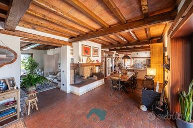 Villa di 300 m² con più di 5 locali e box auto dop