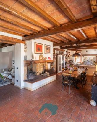 Villa di 300 m² con più di 5 locali e box auto dop