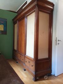 armadio a tre ante in noce