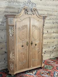 Armadio tirolese austriaco intagliato