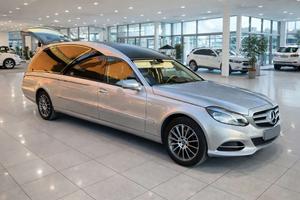 Auto funebre Mercedes Pilato