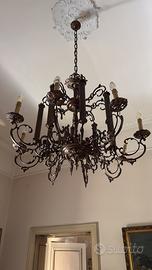 Lampadario e quadri e specchio
