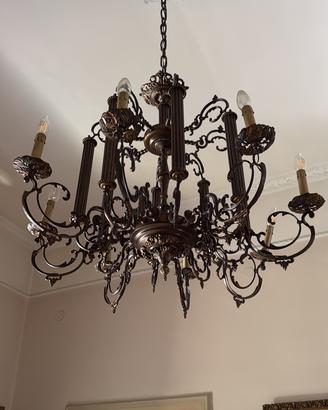 Lampadario e quadri e specchio