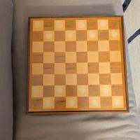 Scacchiera in legno con personaggi medioevali