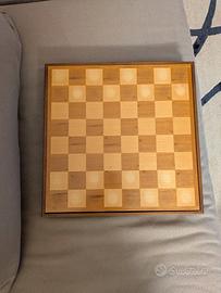 Scacchiera in legno con personaggi medioevali