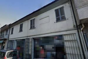 Negozio con laboratorio e autorimesse a Castel San