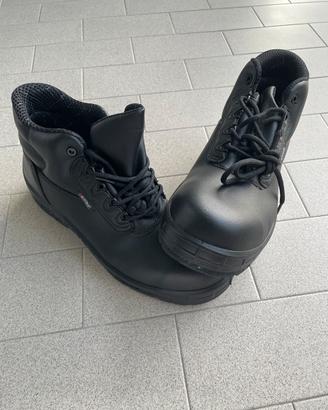 Scarpe antinfortunistiche nuove