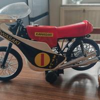 Moto Kawasaki da corsa vintage radiocomandata filo