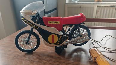 Moto Kawasaki da corsa vintage radiocomandata filo