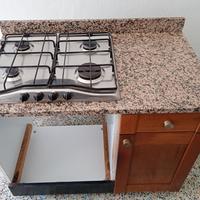 Mobile cucina con fuochi e piano in marmo