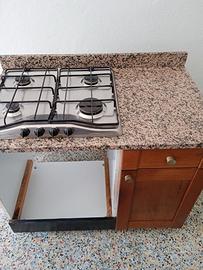 Mobile cucina con fuochi e piano in marmo