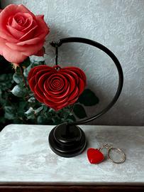 Rosa decorativa a forma di cuore con piedistallo