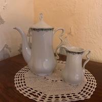 Teiera e lattiera in porcellana decorata vintage