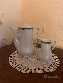Teiera e lattiera in porcellana decorata vintage