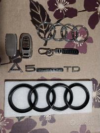 Adesivi e custodia portachiavi audi