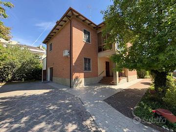 Villa di 228 m² con più di 5 locali e box auto dop