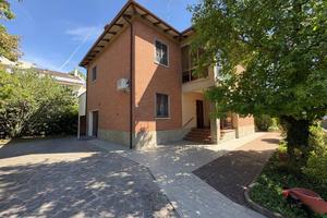 Villa di 228 m² con più di 5 locali e box auto dop