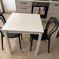 Tavolo in legno e due sedie