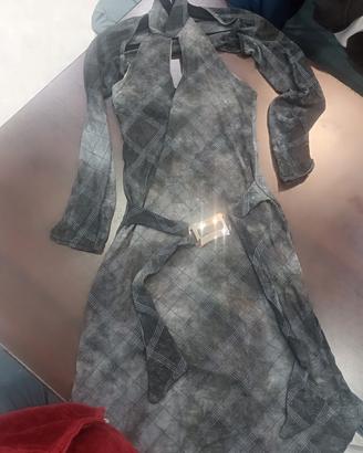 vestito fino al ginocchio grigio e nero