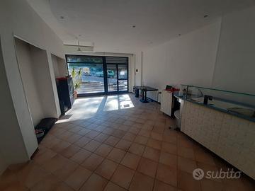 Negozio con magazzino