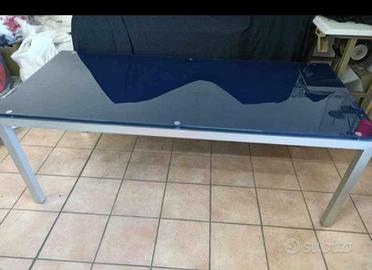 Scrivania da ufficio più cassettiera.