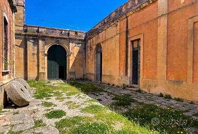 Palazzo / Stabile di 470 m² con più di 5 locali a 