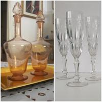 Bottiglie porta liquori  e calici di cristallo 