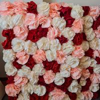 Parete decorativa con fiori in carta crespa