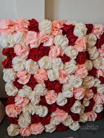 Parete decorativa con fiori in carta crespa