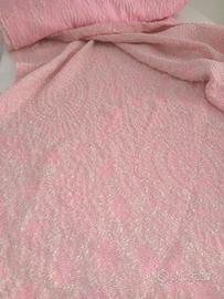 tessuto fondo rosa con rilievo cotone e filamenti 