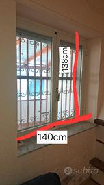 Finestra in Alluminio con Graticola in Ferro