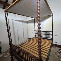 Letto a baldacchino antico in legno tornito