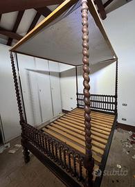 Letto a baldacchino antico in legno tornito