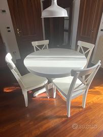 Tavolo pranzo più 4 sedie.