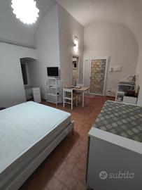 Stanza in zona centralissima con bagno e cucinino