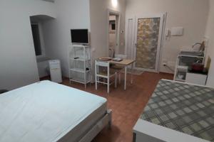 Stanza in zona centralissima con bagno e cucinino