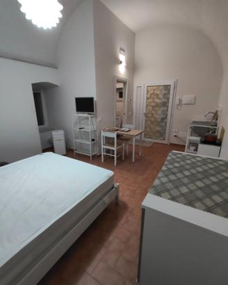 Stanza in zona centralissima con bagno e cucinino