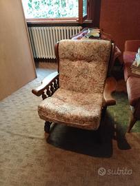 poltrona con struttura in legno 