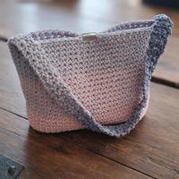 Borsetta artigianale all’uncinetto con chiusura