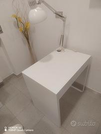 tavolo studio oppure lavoro  con lampada