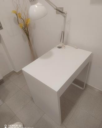 tavolo studio oppure lavoro  con lampada