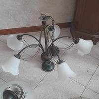 lampadario rustico in ferro battuto. 