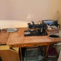 macchina da cucire Necchi con base