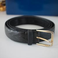 Cintura in pelle nera con fibbia dorata 