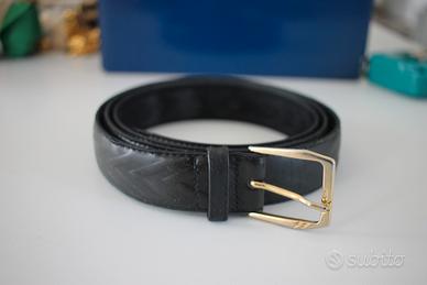 Cintura in pelle nera con fibbia dorata 