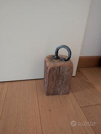 Fermaporta vintage in legno vecchio e chiodo