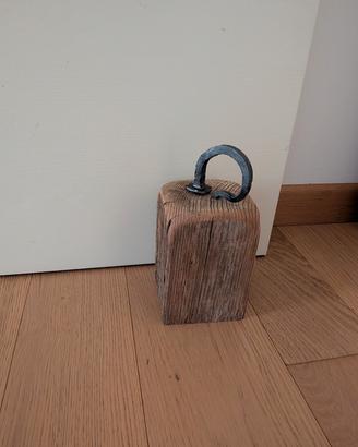 Fermaporta vintage in legno vecchio e chiodo