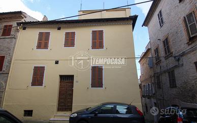 CASA SINGOLA IN CENTRO STORICO CON VISTA MARE