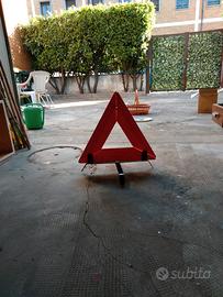 Triangolo di emergenza segnalazione stradale auto