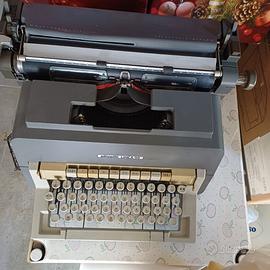 Macchina da scrivere olivetti